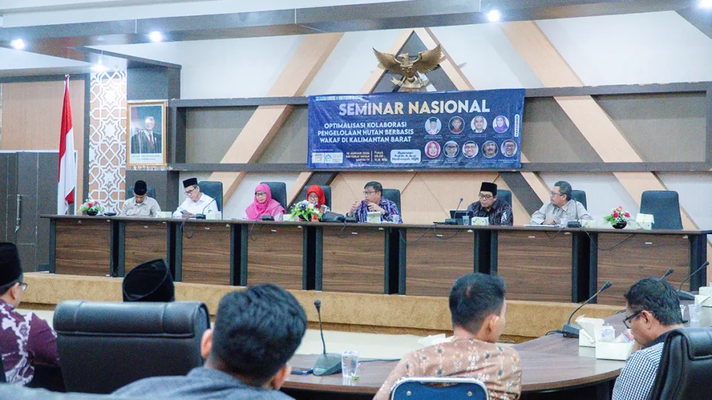 Moderator Prof Gusti Hardiansyah dalam Seminar KHDTK UNTAN Wakaf Hijau